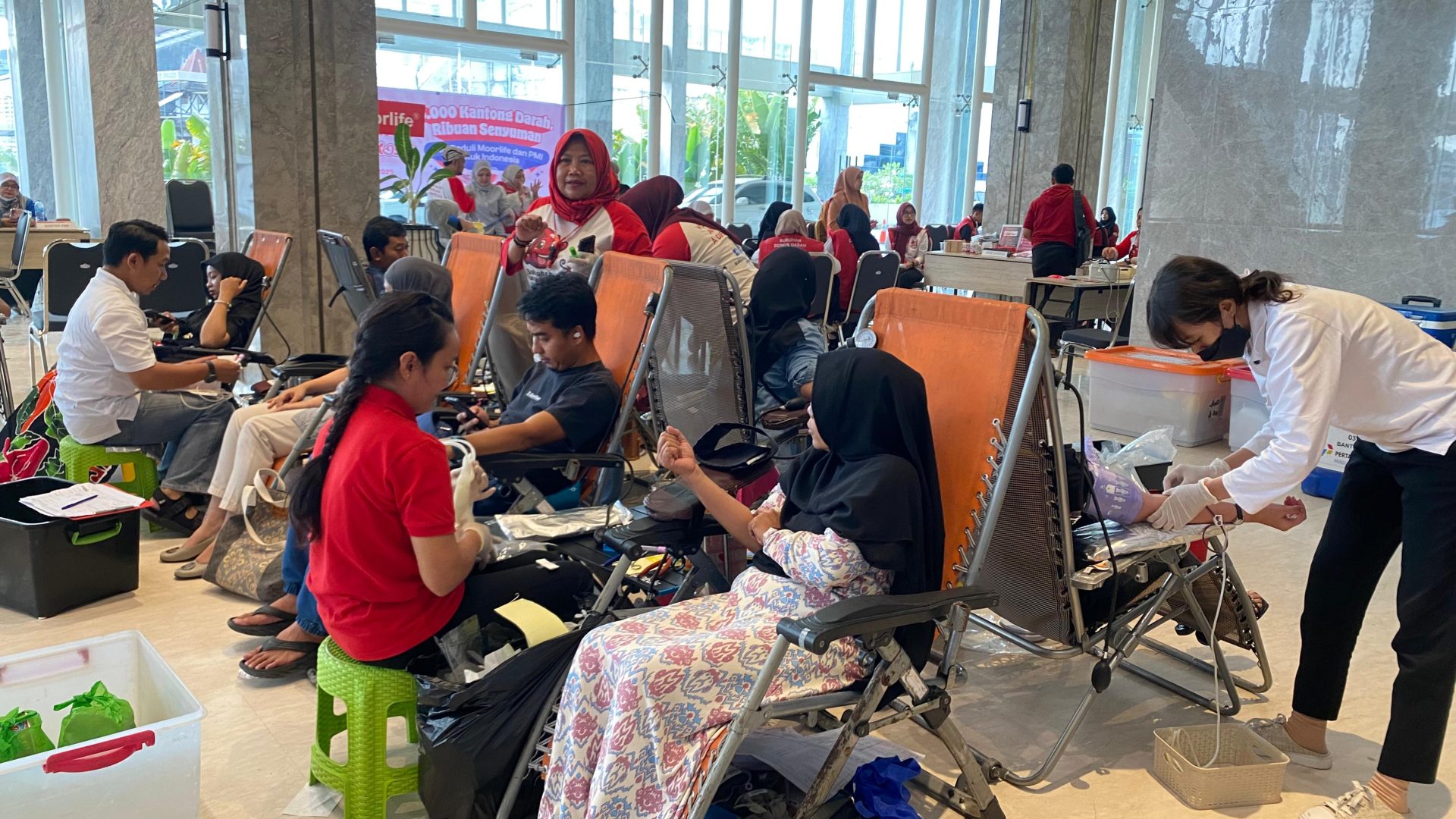 Suasana peserta dan relawan dalam kegiatan Bubuhan Donor Darah Samarinda, Minggu (14/9/2025). (Foto: Siti)