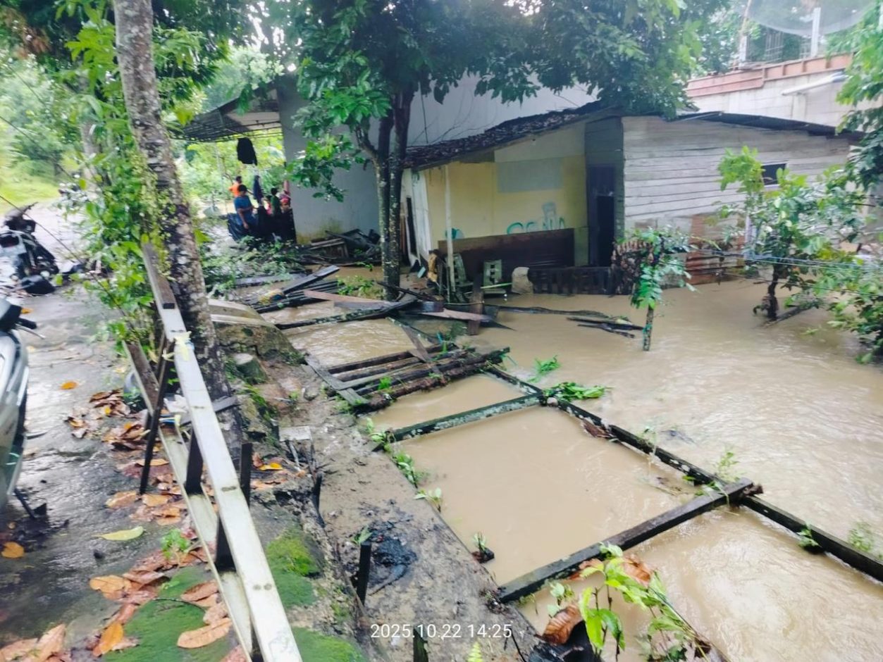 Genangan di Jalan Pramuka yang diduga kiriman dari kolam retensi Villa Tamara yang jebol, Rabu (22/10/2025). (Foto: Ain)